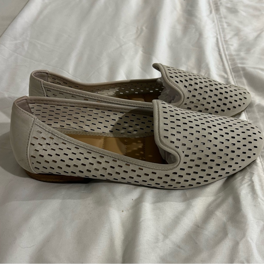 Me Too women’s size 9.5 off white slip on flats.